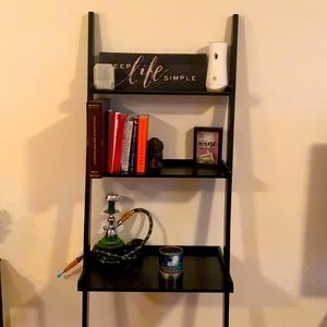 Leaning book shelf